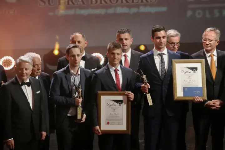 BZBUAS-kacper-budnik-i-jan-byrtek-otrzymuja-nagrode-młode-talenty